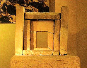 20120207-Malta Tarxien_temple_altar.jpg